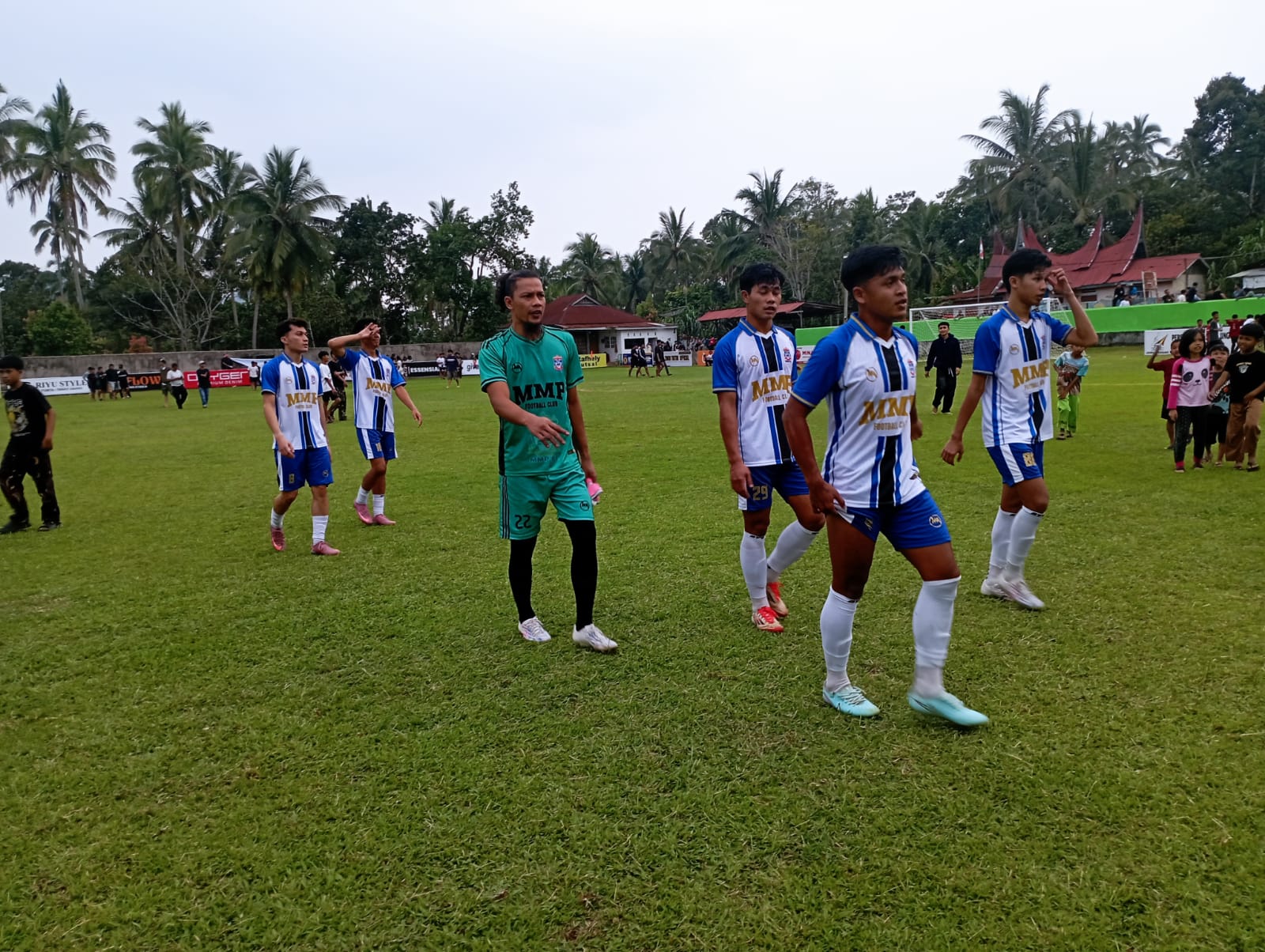 Jandia Eka Putra dan kawan kawan menuju kursi pemain pengganti Pujud FC untuk bersalaman usai pertandingan. (chandra antoni)